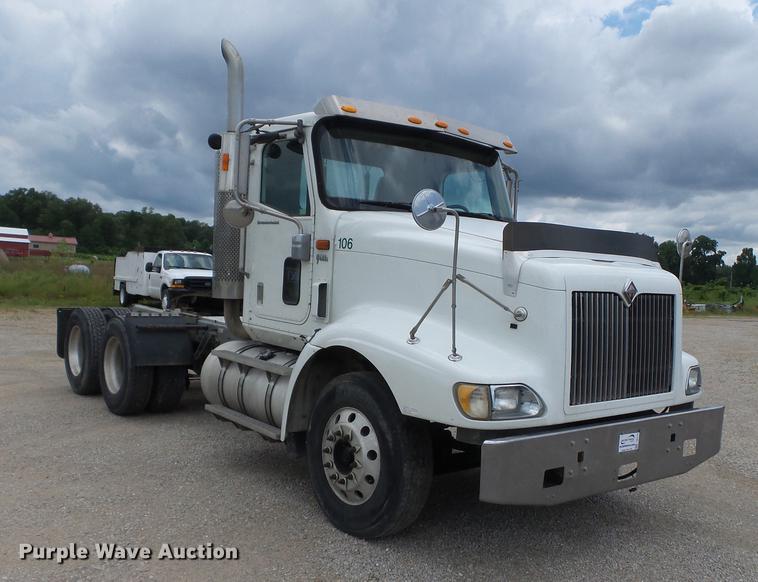 image for item DB7113 2003 International 9400i semi truck