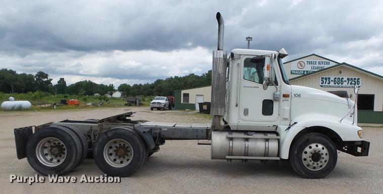 image for item DB7113 2003 International 9400i semi truck