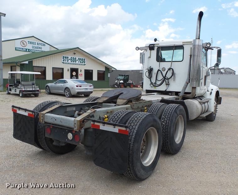 image for item DB7113 2003 International 9400i semi truck