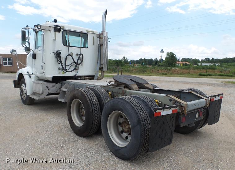 image for item DB7113 2003 International 9400i semi truck