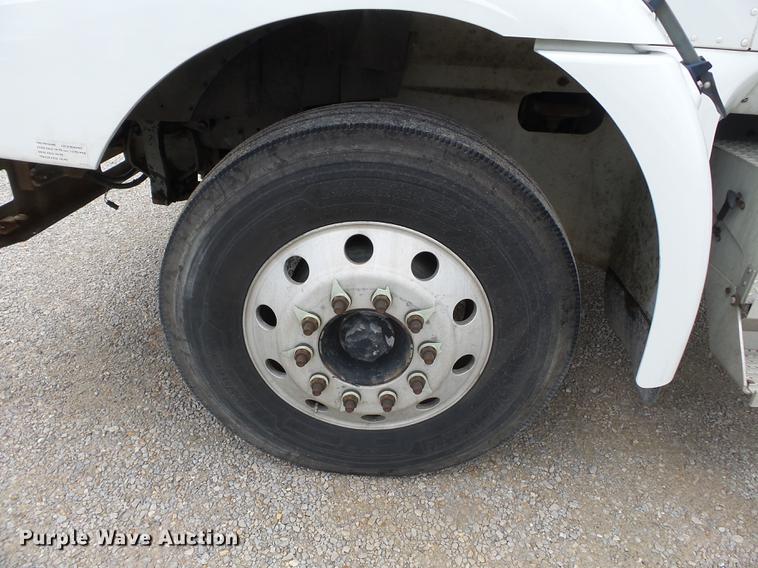 image for item DB7113 2003 International 9400i semi truck