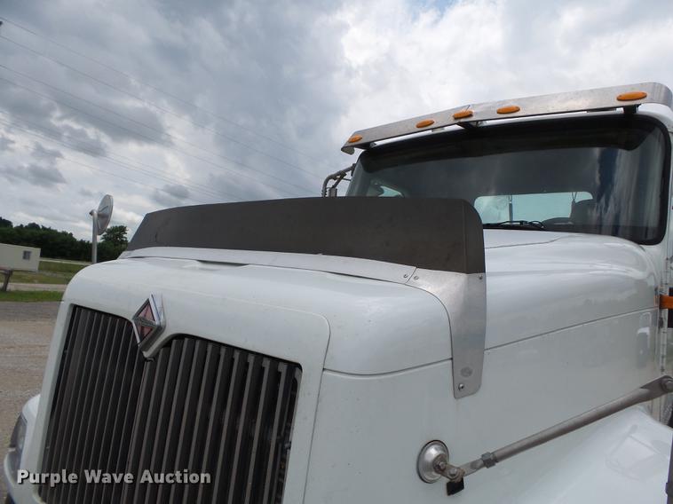 image for item DB7113 2003 International 9400i semi truck