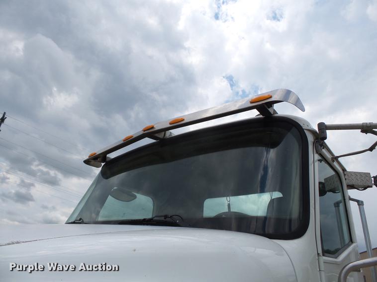 image for item DB7113 2003 International 9400i semi truck