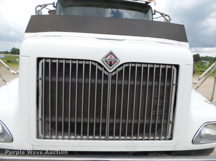 image for item DB7113 2003 International 9400i semi truck