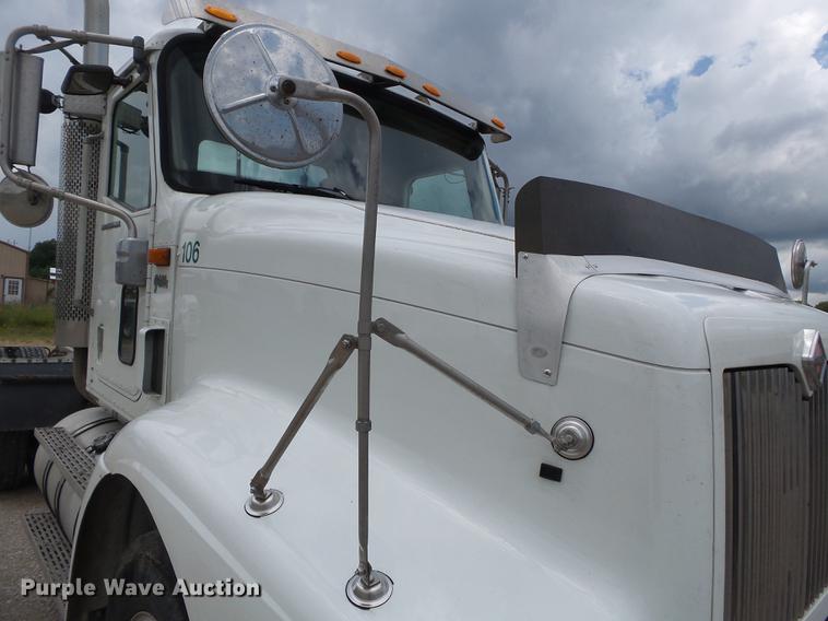 image for item DB7113 2003 International 9400i semi truck