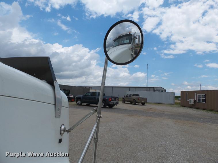 image for item DB7113 2003 International 9400i semi truck