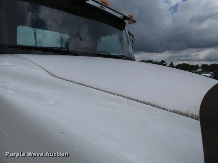 image for item DB7113 2003 International 9400i semi truck