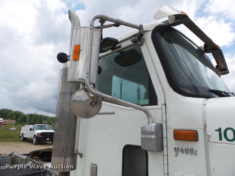 image for item DB7113 2003 International 9400i semi truck