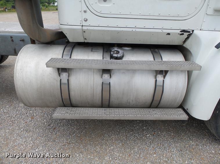 image for item DB7113 2003 International 9400i semi truck