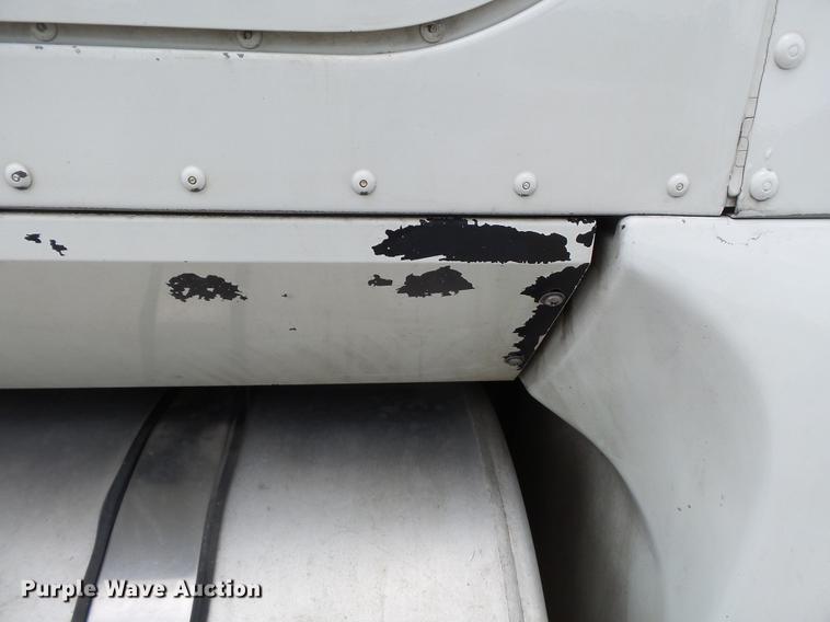 image for item DB7113 2003 International 9400i semi truck