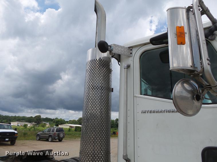 image for item DB7113 2003 International 9400i semi truck