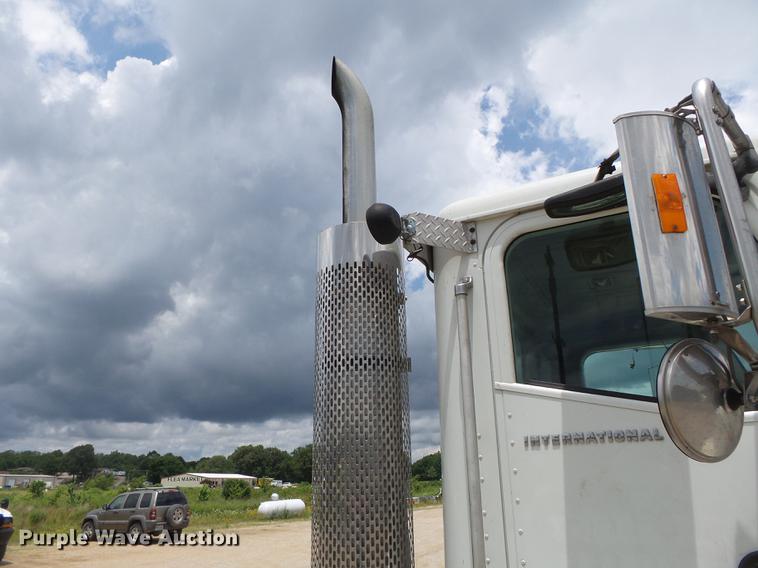 image for item DB7113 2003 International 9400i semi truck