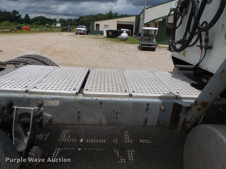 image for item DB7113 2003 International 9400i semi truck