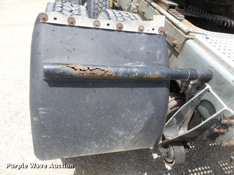 image for item DB7113 2003 International 9400i semi truck