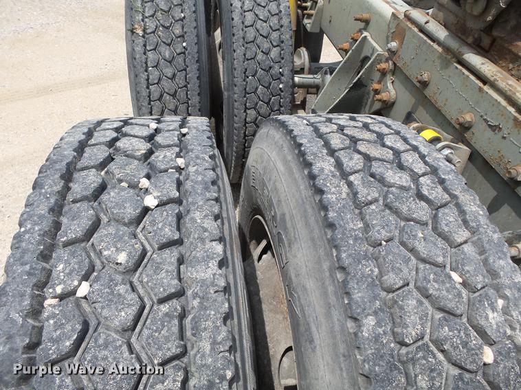 image for item DB7113 2003 International 9400i semi truck