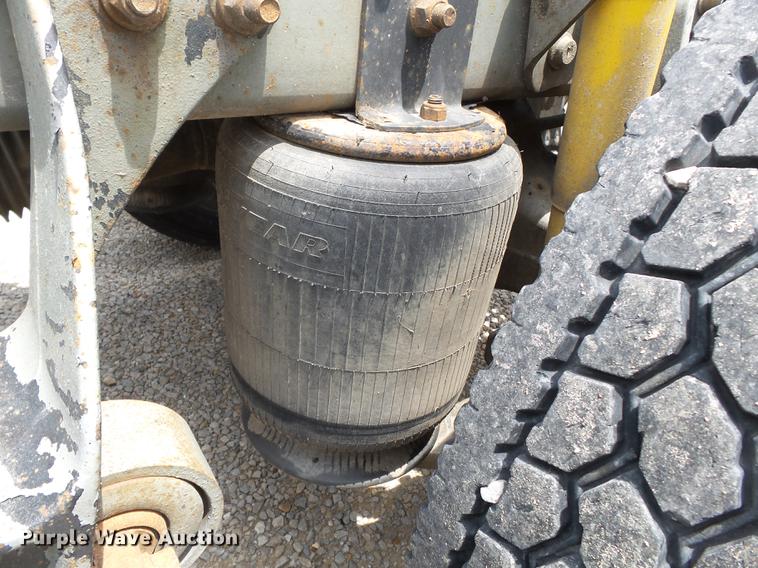 image for item DB7113 2003 International 9400i semi truck