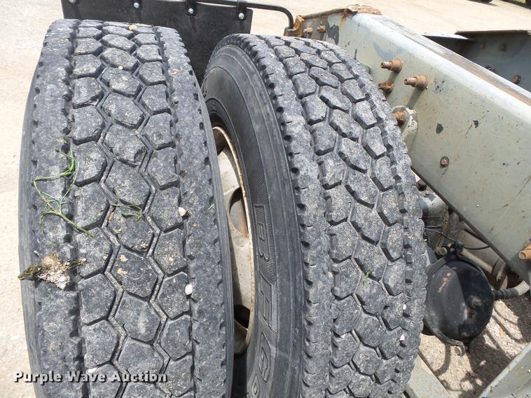 image for item DB7113 2003 International 9400i semi truck