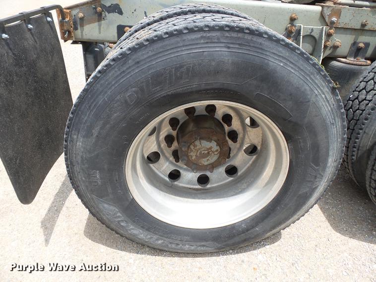 image for item DB7113 2003 International 9400i semi truck