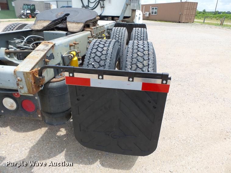 image for item DB7113 2003 International 9400i semi truck