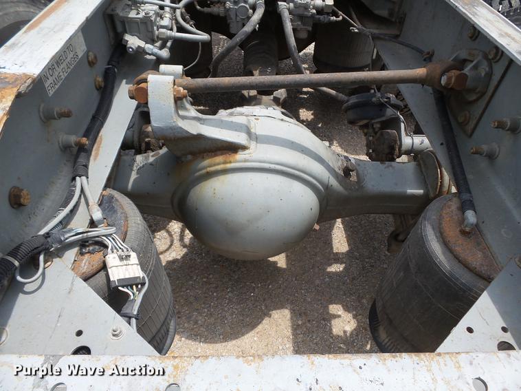 image for item DB7113 2003 International 9400i semi truck