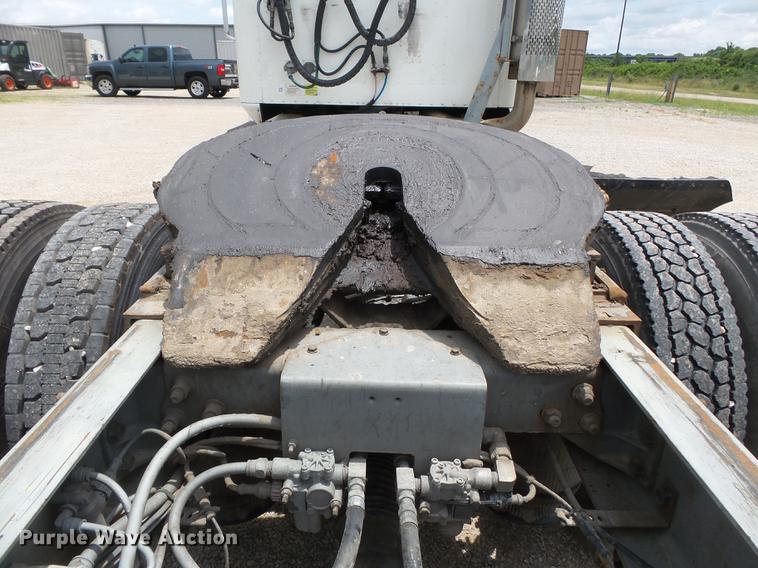 image for item DB7113 2003 International 9400i semi truck