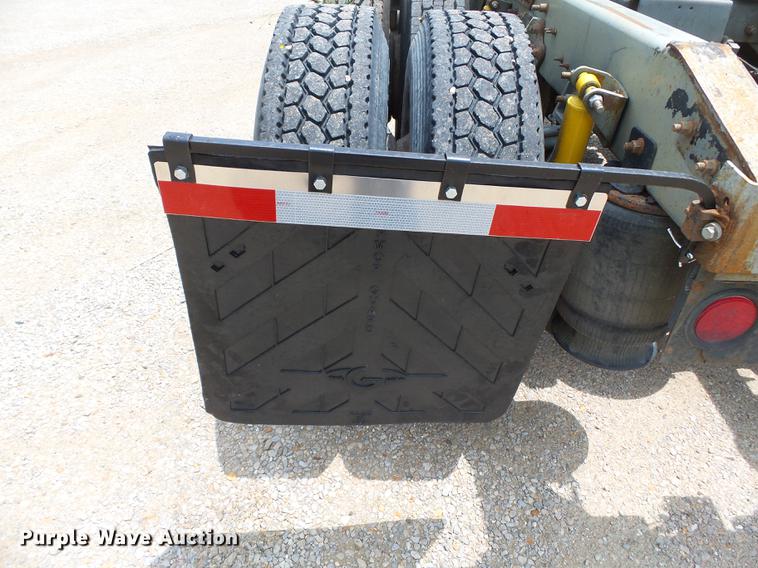 image for item DB7113 2003 International 9400i semi truck