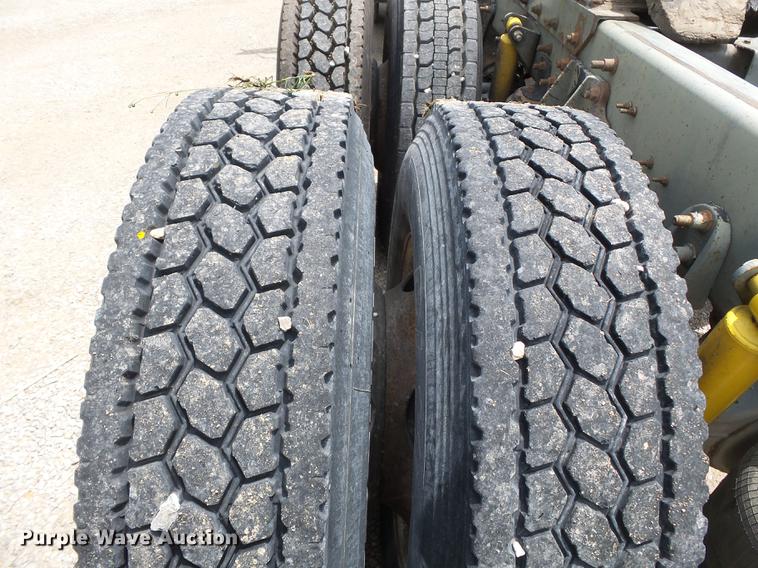 image for item DB7113 2003 International 9400i semi truck