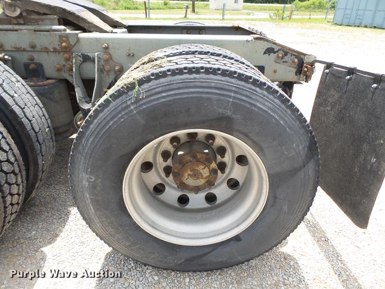 image for item DB7113 2003 International 9400i semi truck