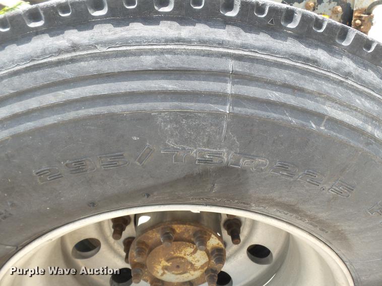 image for item DB7113 2003 International 9400i semi truck