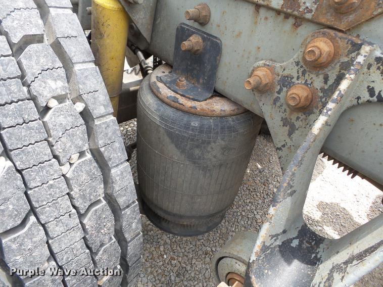 image for item DB7113 2003 International 9400i semi truck