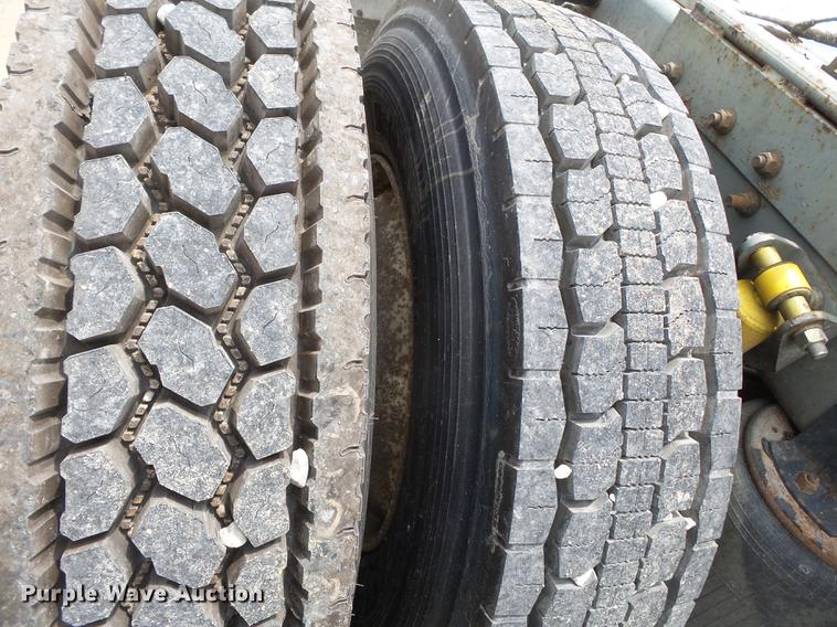 image for item DB7113 2003 International 9400i semi truck