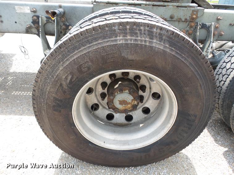 image for item DB7113 2003 International 9400i semi truck