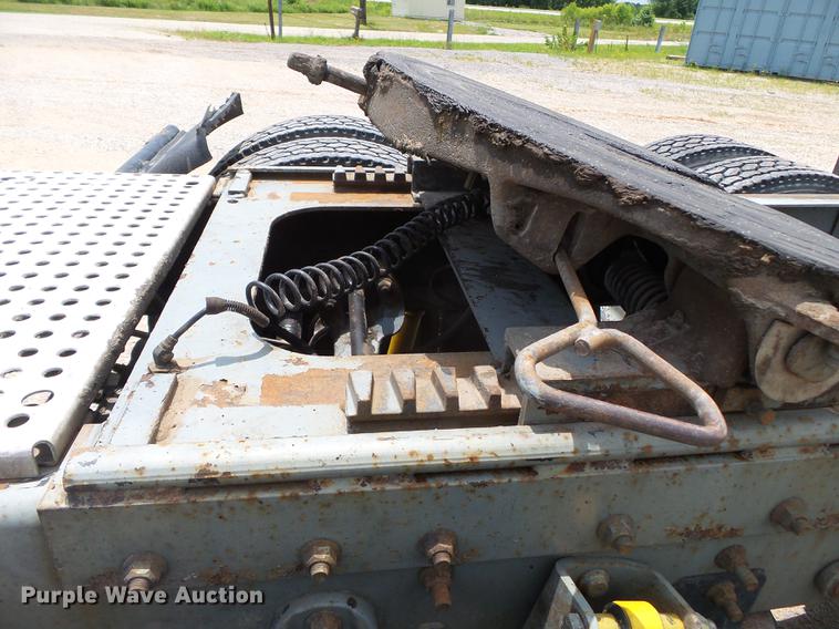 image for item DB7113 2003 International 9400i semi truck