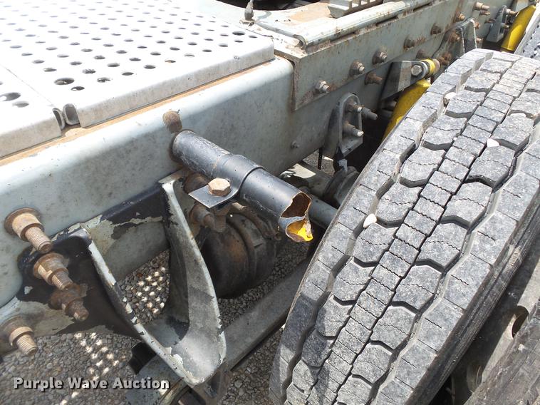 image for item DB7113 2003 International 9400i semi truck