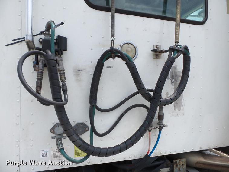 image for item DB7113 2003 International 9400i semi truck