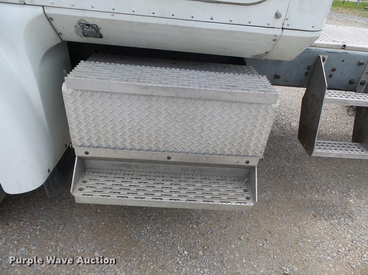 image for item DB7113 2003 International 9400i semi truck