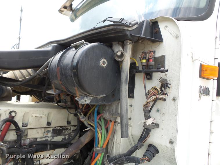 image for item DB7113 2003 International 9400i semi truck