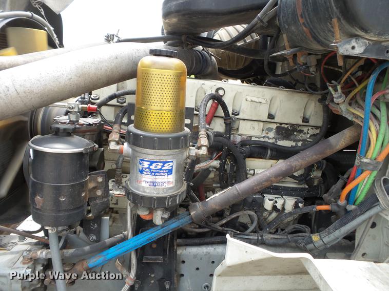 image for item DB7113 2003 International 9400i semi truck