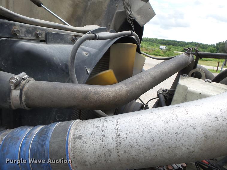 image for item DB7113 2003 International 9400i semi truck