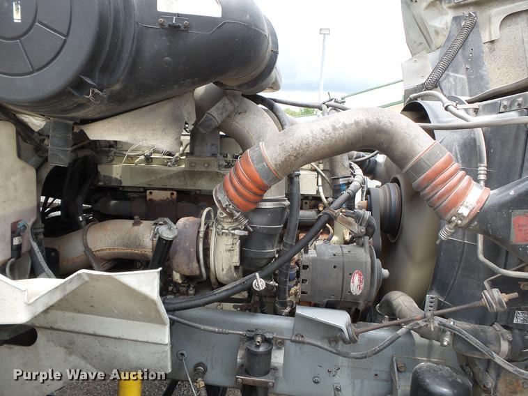 image for item DB7113 2003 International 9400i semi truck