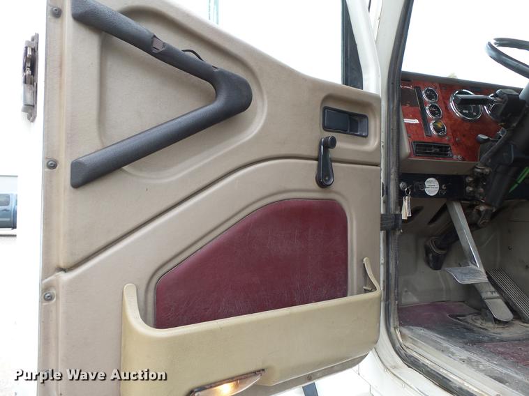 image for item DB7113 2003 International 9400i semi truck