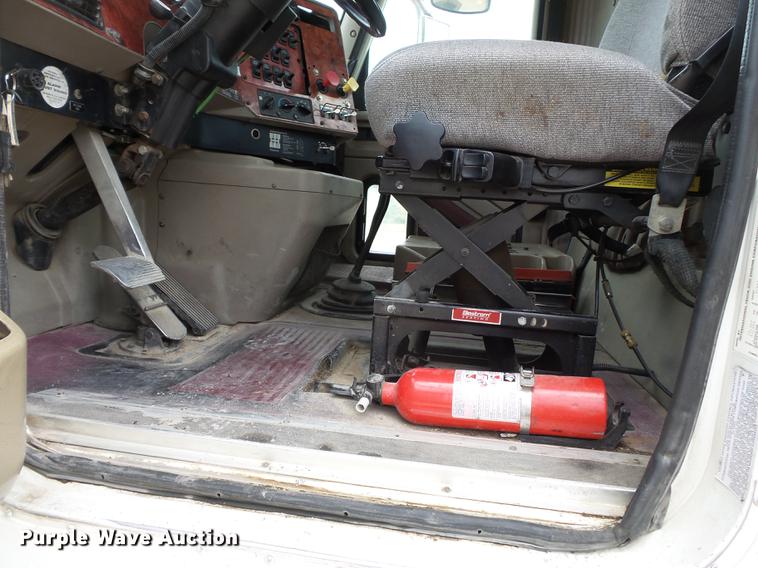 image for item DB7113 2003 International 9400i semi truck