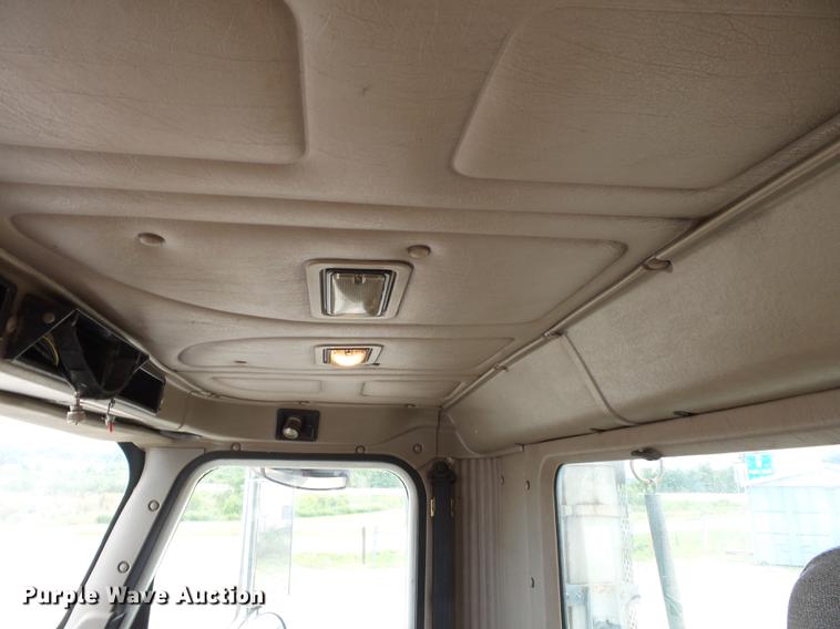 image for item DB7113 2003 International 9400i semi truck