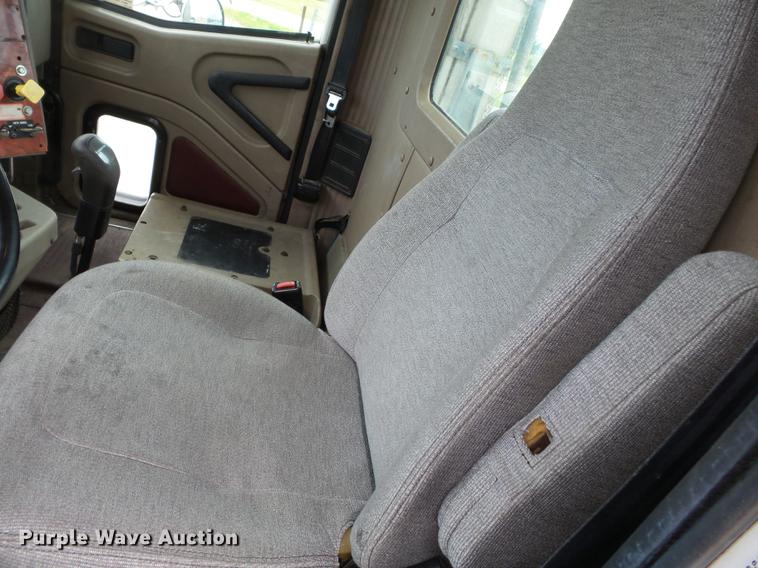 image for item DB7113 2003 International 9400i semi truck