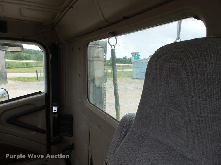 image for item DB7113 2003 International 9400i semi truck