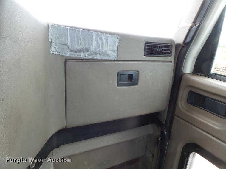 image for item DB7113 2003 International 9400i semi truck