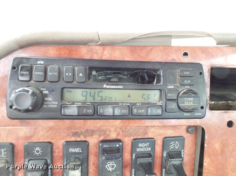 image for item DB7113 2003 International 9400i semi truck