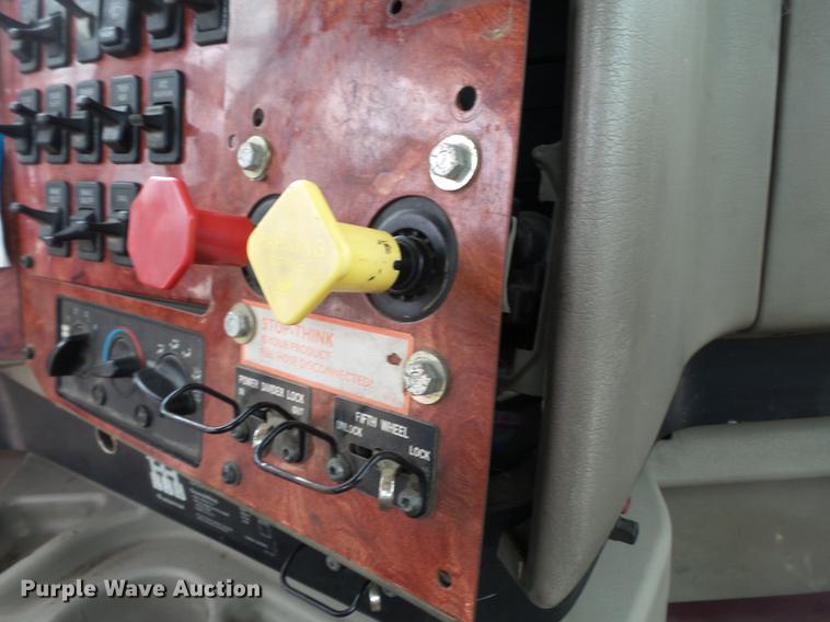 image for item DB7113 2003 International 9400i semi truck