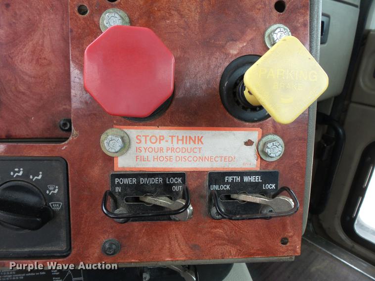 image for item DB7113 2003 International 9400i semi truck