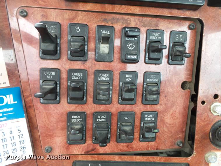 image for item DB7113 2003 International 9400i semi truck